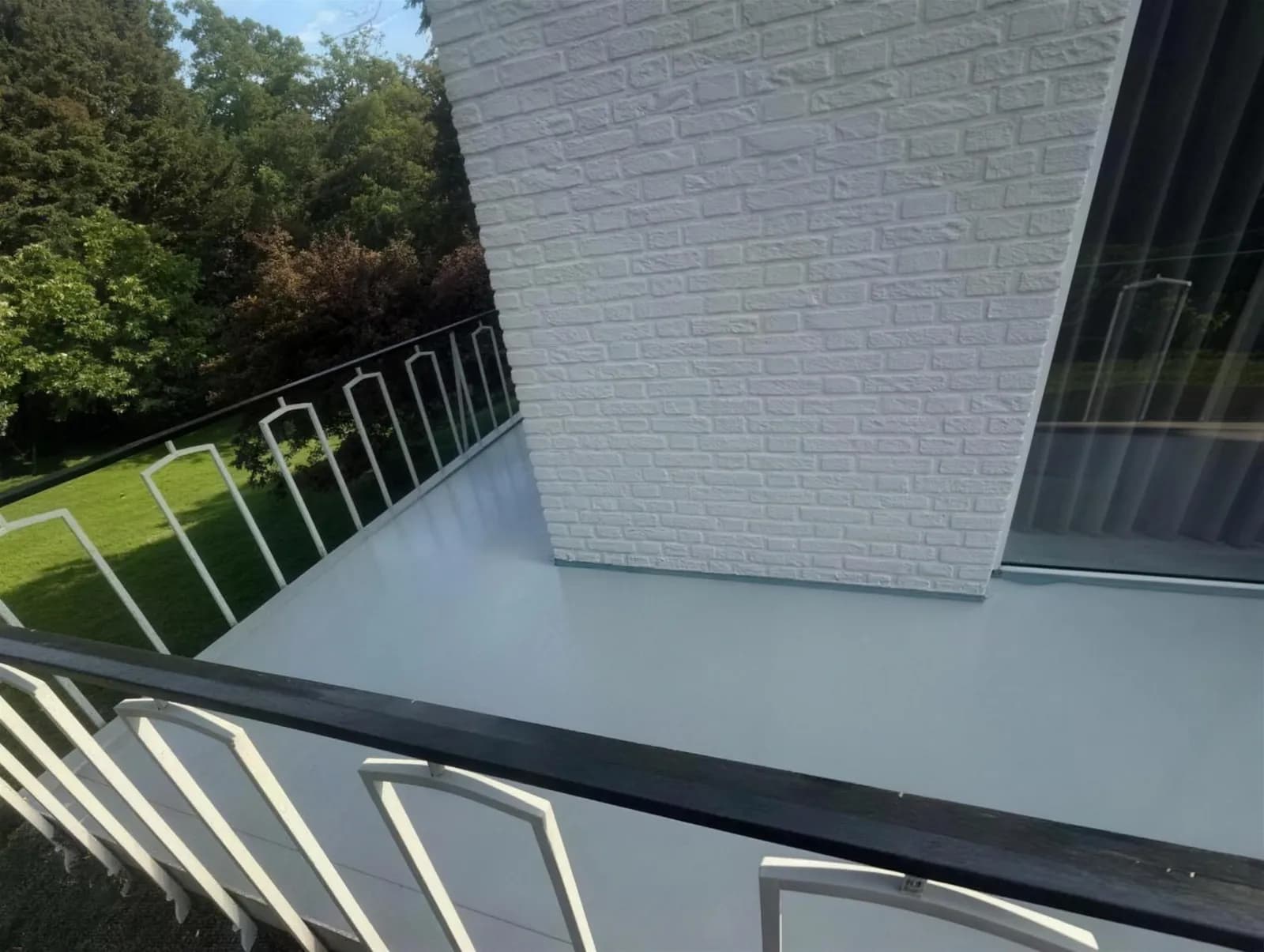 Ruim balkon bij een villa met naadloos gecoate vloer